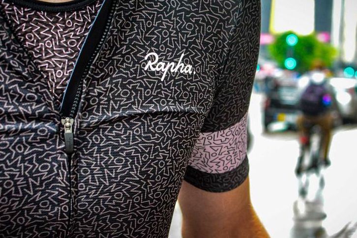 グラフィックを全身に入れた大胆ながらスタイリッシュな Rapha Rideコレクション - 新製品情報2017 | cyclowired