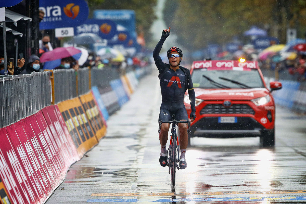 雨風厳しい ノヴェコッリ 丘陵コースで独走したナルバエスがイネオスに3勝目をもたらす ジロ デ イタリア第12ステージ Cyclowired