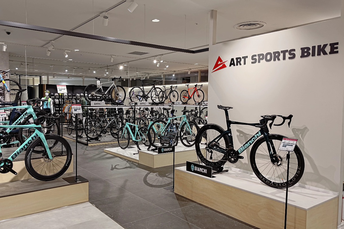 新開店のアートスポーツバイク リンクス梅田店にビアンキのハイエンド 