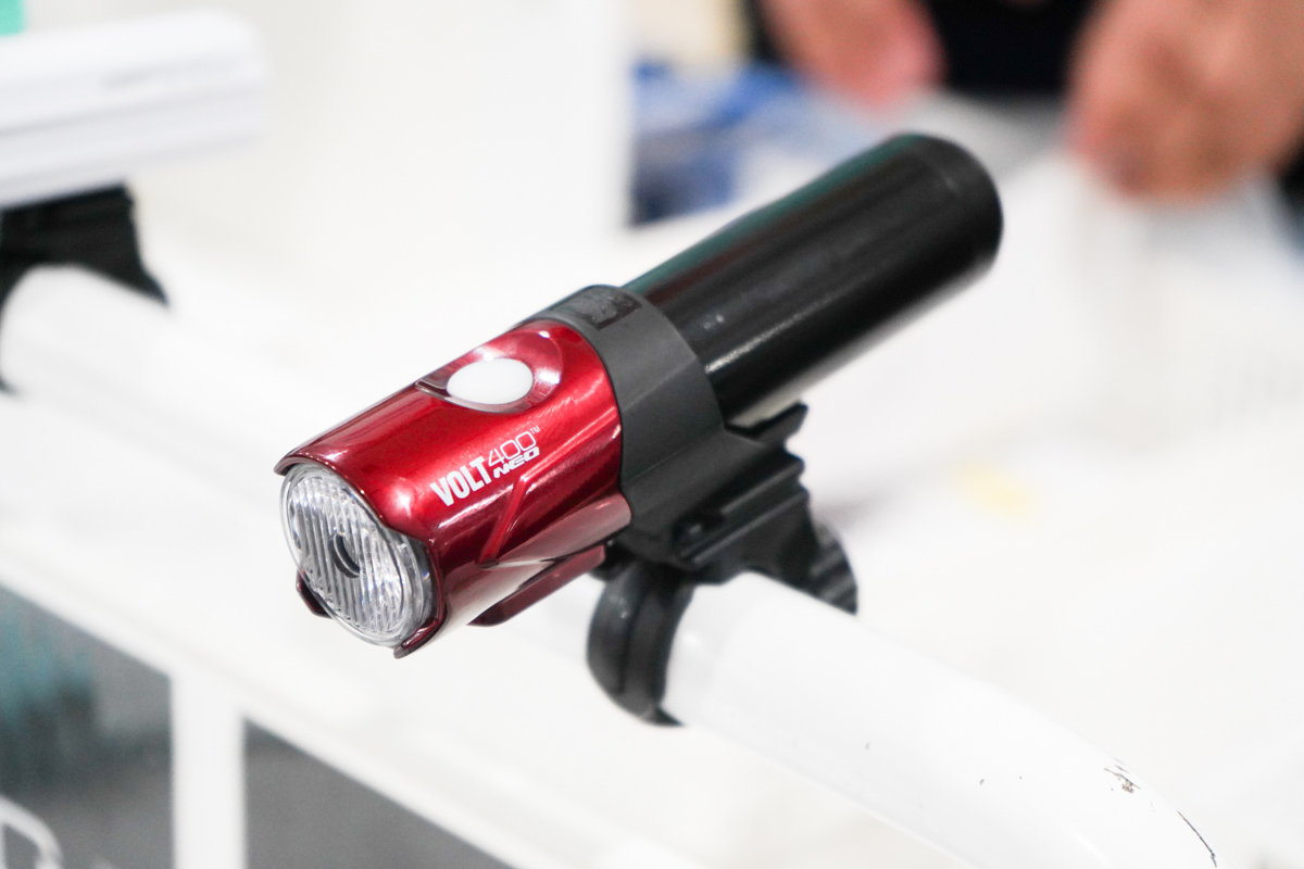 情熱的なメタリックレッド彩られたキャットアイ VOLT400 NEOスペシャル