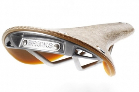 ブルックス CAMBIUM 天然ゴム製ベースを使う、全く新しい