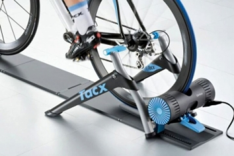 Tacx i-Genius マルチプレイヤー　ローラー台 Tacx i-Genius マルチプレイヤー 優れたバーチャリティーが特徴のPC