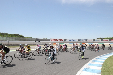 3 600人が鯉のぼりはためくツインリンクを駆けた もてぎ7時間エンデューロgw イベントレポート Cyclowired