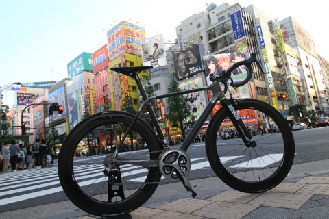 3dプリンターが生んだ未来のロードバイクのカタチ 開発者に聞いたdfm01 Ousia Dfm01 Ousia 開発者インタビュー Cyclowired