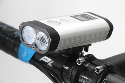 ロービームとハイビームの切り替えが可能なフロントライト Raveman レイブマン 新製品情報16 Cyclowired ロービームとハイビームの切り替えが可能なフロントライト Raveman レイブマン 新製品情報16 Cyclowired