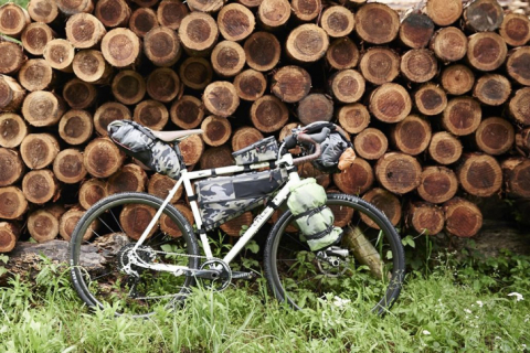 BLACKBURN バイクパッキングバッグフルセット。カモフラージュ柄 _AHJ0259-ret.jpg?itok=wop9b9wJ