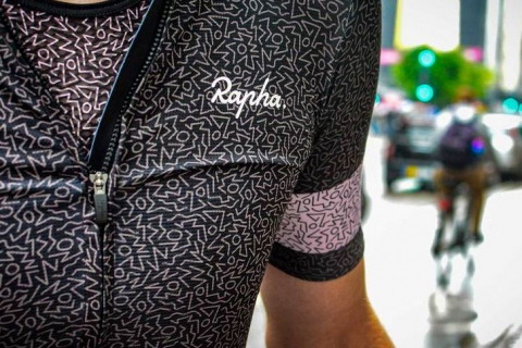 グラフィックを全身に入れた大胆ながらスタイリッシュな Rapha Ride