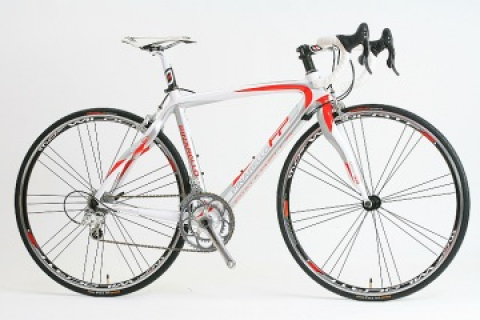 ピナレロ Fp3 Carbon プリンス譲りの高性能中級モデル 10モデルインプレッション Cyclowired