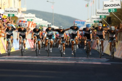 ウェイラントへ捧げる追悼ニュートラル走行 レオパード トレックはジロを去る ジロ デ イタリア11第4ステージ Cyclowired