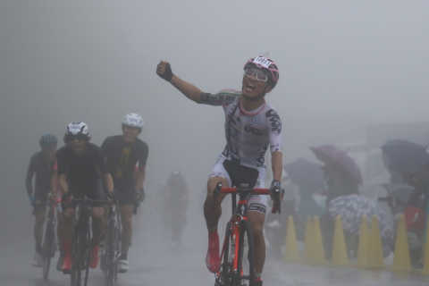 勝負は7名のスプリントへ 佐々木遼が霧の富士山を制し新王者に Mt 富士ヒルクライム19 Cyclowired