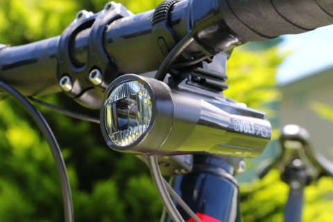 対向車を眩惑させない矢印型配光を採用した前照灯 キャットアイ Gvolt70 新製品情報19 Cyclowired 対向車を眩惑させない矢印型配光を採用した前照灯 キャットアイ Gvolt70 新製品情報19 Cyclowired