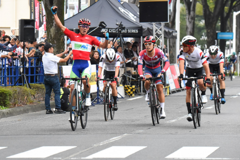 3人のスプリントを制したアウラール 2連勝で年間総合首位の足場固める Jプロツアー第19戦 まえばしクリテリウム Cyclowired