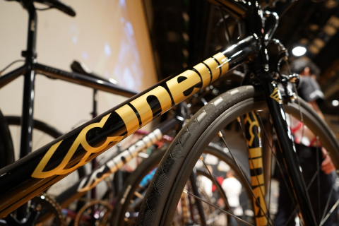 チネリ Tipo Pista ゴールドのアクセントカラーを差し込んだ