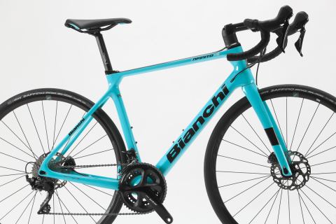 ビアンキ Infinito Xe Disc 正統派エンデュランスレーサーのミドルグレード モデルインプレッション Cyclowired