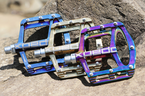 エクスペド Spry メタリックカラーが特徴的な軽量フラットペダル 新製品情報 Cyclowired