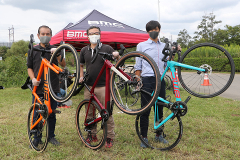 新型Teammachineに注目 2021カラーが集結したBMC展示会をレポート