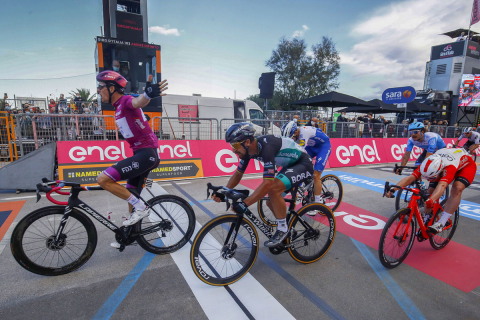 デマールがスプリント4勝目をマーク ポイント賞2位サガンとの差を36ポイントに ジロ デ イタリア第11ステージ Cyclowired デマールがスプリント4勝目をマーク ポイント賞2位サガンとの差を36ポイントに ジロ デ イタリア第11ステージ Cyclowired