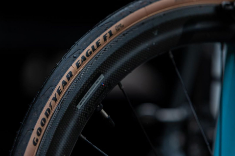 グッドイヤー Eagle F1 クラシカルなルックスに仕上がるタンカラータイヤ 新製品情報 Cyclowired