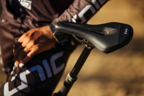 fi'zi k tritone フィジーク トリトン サドル TT ロード 競輪
