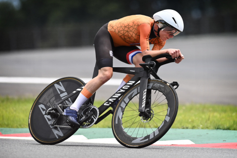 ロード2位の悔しさを晴らす圧倒的な走り ファンフルーテンが個人ttで金メダル獲得 東京オリンピック 女子タイムトライアル Cyclowired ロード2位の悔しさを晴らす圧倒的な走り ファンフルーテンが個人ttで金メダル獲得 東京オリンピック 女子タイムトライアル Cyclowired