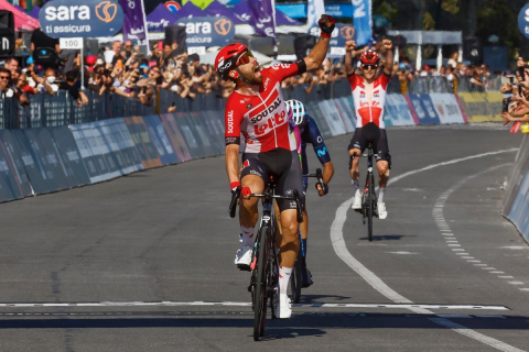 短距離丘陵ステージでデヘント逃げ切り 小集団スプリントで10年ぶりのジロ区間優勝 ジロ デ イタリア22第8ステージ Cyclowired