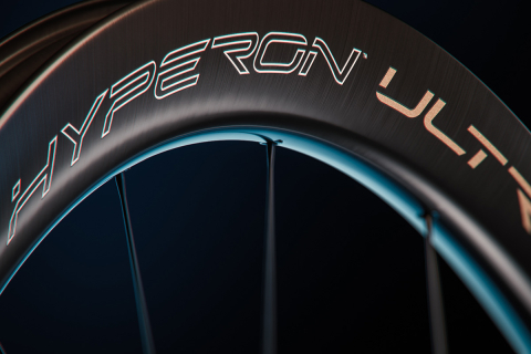 カンパニョーロ Hyperon Ultra 往年の名作クライミングホイールが最新技術で復活 - 前後セットで1,240g | cyclowired