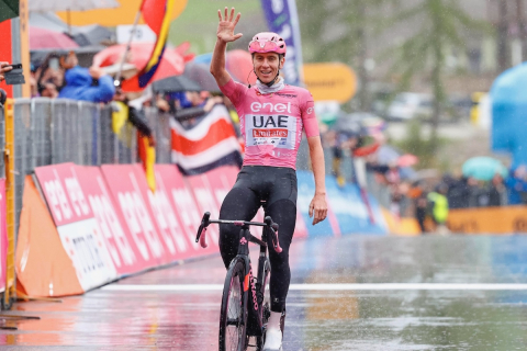 Rapha Pro Team Race Cape レースに対応する防水ジャケットを Rapha Pro Team Race Cape レースに対応する防水ジャケットを