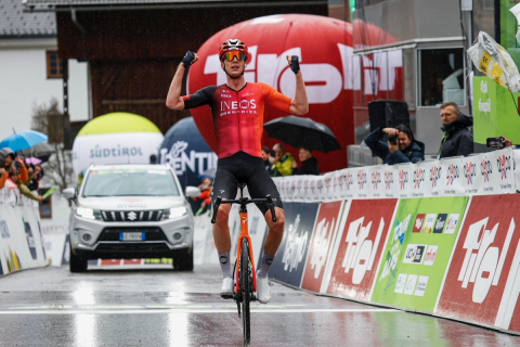 Rapha Pro Team Race Cape レースに対応する防水ジャケットを Rapha Pro Team Race Cape レースに対応する防水ジャケットを