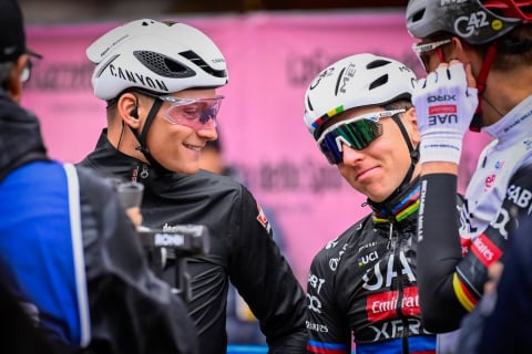 Rapha Pro Team GORE-TEX Rain Jacket 三層構造ながら軽量な防水 Rapha Pro Team GORE-TEX Rain Jacket 三層構造ながら軽量な防水