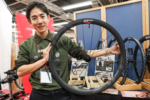 新製品が揃ったパーツ合同展示会をレポート 注目のヘルメットやサドル