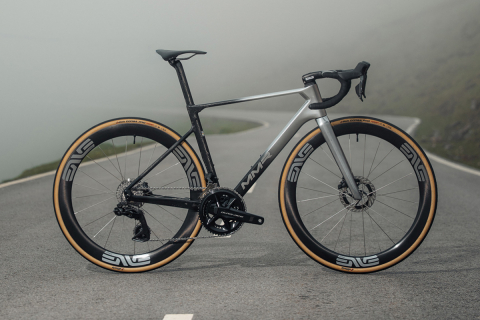 カデックス TRI 究極のトライアスロンバイクにブラックカラーが追加
