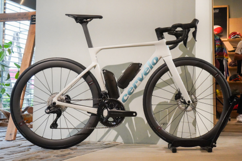 UCIがアクアブルーのプロコン登録を承認 チームはジャージやバイクを