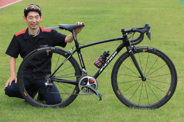 トレックロゴのステッカーを貼り ケーブルの擦れからフレームを守っている Cyclowired トレックロゴのステッカーを貼り ケーブルの擦れからフレームを守っている Cyclowired
