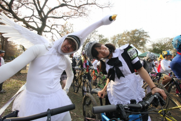 松岡修造ものまね芸人 こにわ さんが子供をものまねではげましつつ走る Cyclowired 松岡修造ものまね芸人 こにわ さんが子供をものまねではげましつつ走る Cyclowired