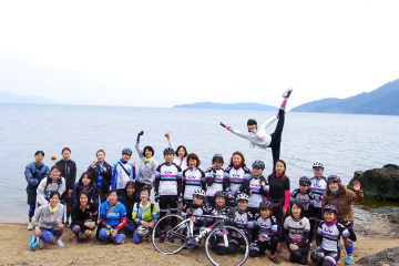 第二なぎさ公園入り口には聖地碑誘導ペイントが Cyclowired 第二なぎさ公園入り口には聖地碑誘導ペイントが Cyclowired