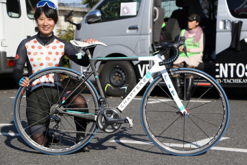 チネリのモザイク柄のバーテープが巻かれている  cyclowired