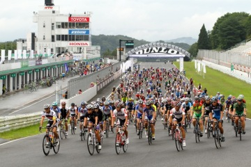 マイクを握るメインmcは元バレー選手でタレントの川合俊一さん cyclowired